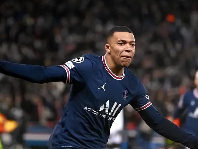 打满12分钟！怀特首节投篮10中5，得到12分2篮板2助攻（怀特首节打满12分钟，10投5中贡献12分2篮板2助攻）