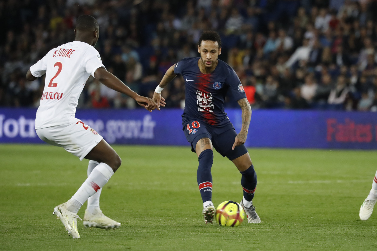 门将连续两场零封，太稳了（门将连续两战零失球，稳如泰山）