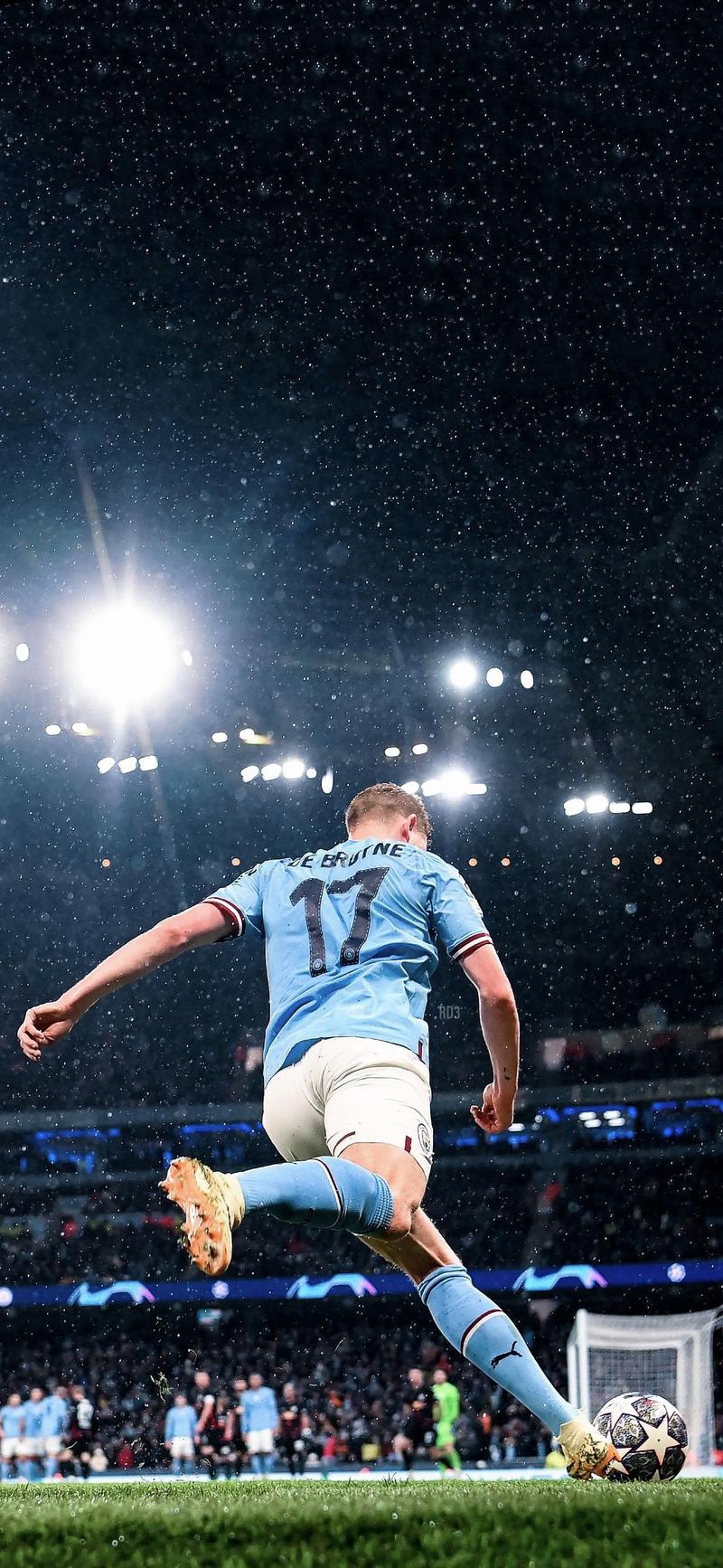 阿根廷国家队抵达安哥拉，大批球迷等候并高呼梅西名字（阿根廷国家队飞抵安哥拉，众多球迷迎候高喊梅西）