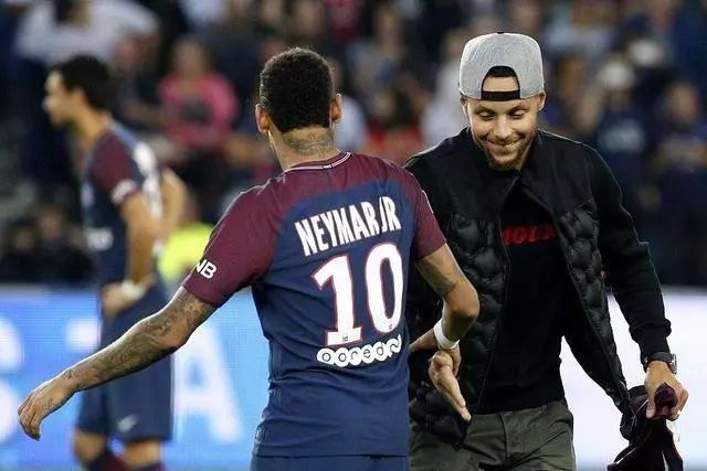 欧冠之夜法国海外球员表现：萨利巴尝试后腰，乌帕决定性（欧冠之夜法国留洋球员观察：萨利巴客串后腰，乌帕发挥决定性作用）